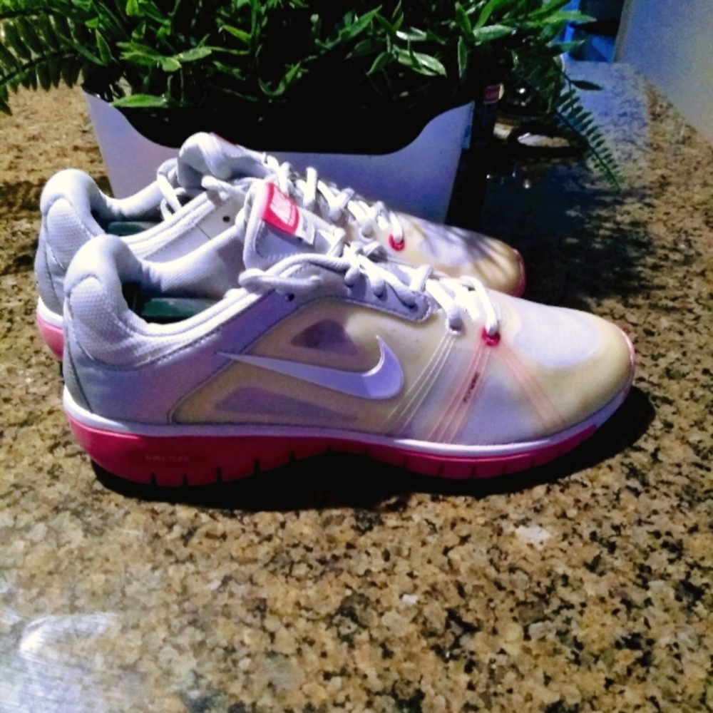 Nike training move fit size 8